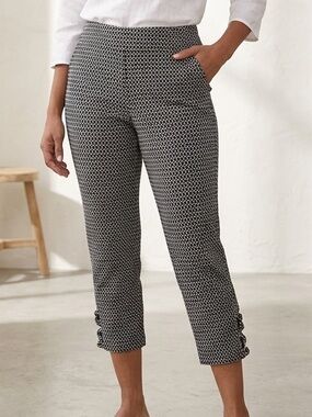 Attyre Black & White Geometric Capri size 10.